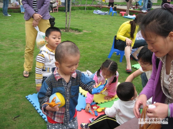为庆祝六一国际儿童节,2007年6月2日上午由农科院幼儿园主办,农科院社区协办的庆六一献爱心义卖活动在农科院社区广场举行。此次活动得到了农科院各单位和各级领导的大力支持,同时我们积极联系了南京市红十字会,为金陵宝宝博爱基金捐款,用于帮助南京市014岁特困儿童家庭。出席活动的领导有周建农副院长、院行保处处长和综合服务中心总经理顾军处长以及南京市红十字会业务部的黄部长和周部长。 当天的活动在积极热烈的气氛中进行,特别是拍卖活动的环节把义卖活动推向了高潮,我们共拍出了四件拍品,其中由钱靖轩小朋
